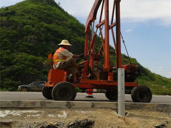 云南公路護(hù)欄板打樁 云南公路護(hù)欄板打樁